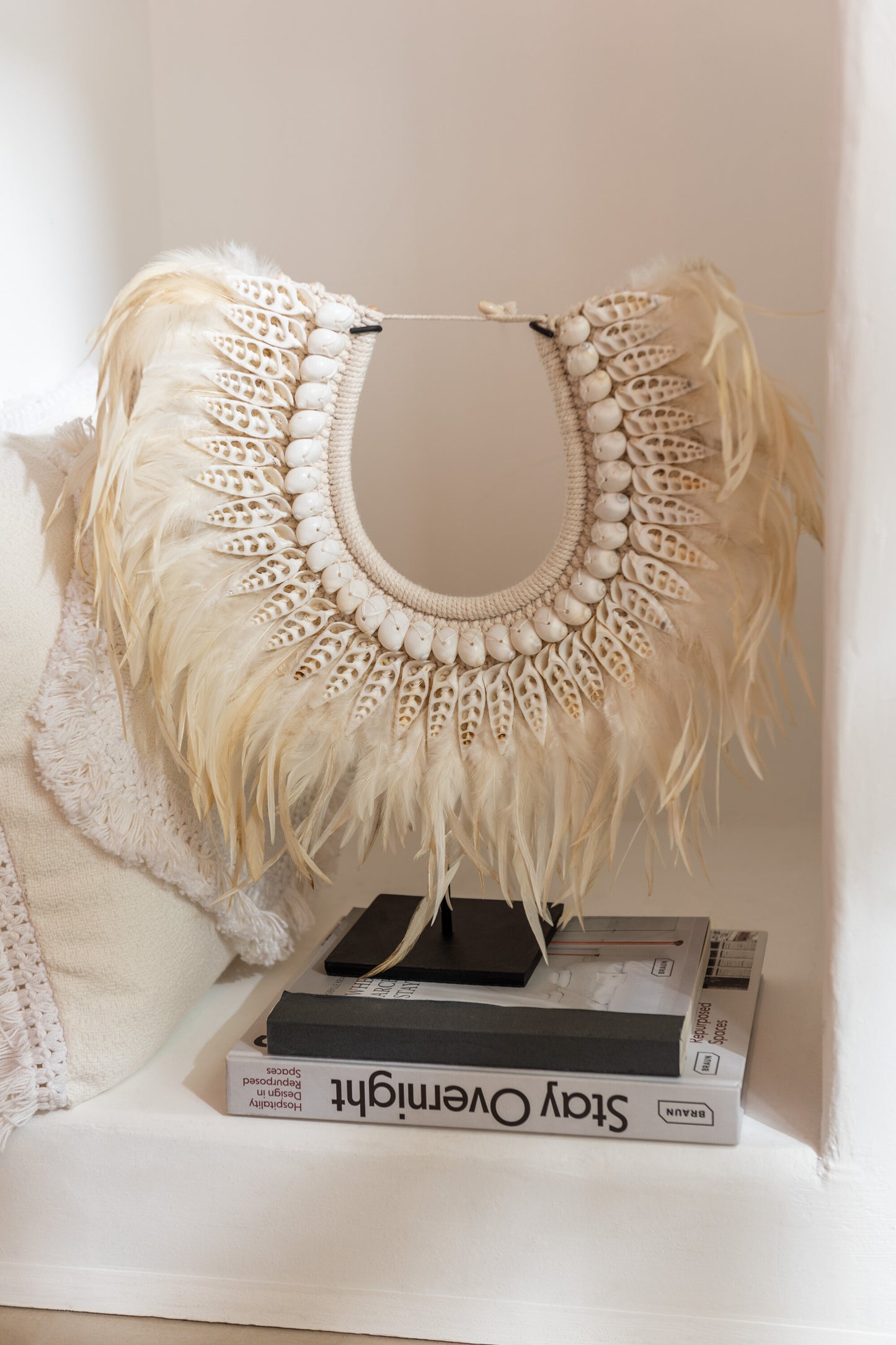 Collier Décoratif DORA – Coquillages & Plumes, Style Bohème Chic (38 × 36 × 11 cm)